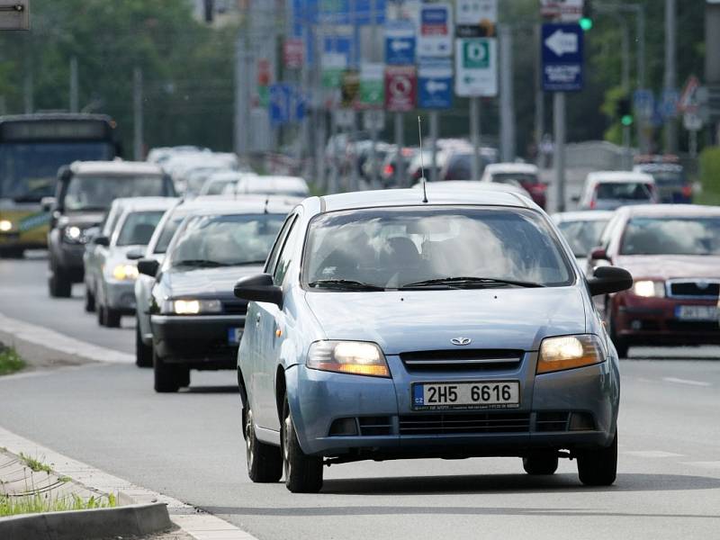 Dopravní situace na silničním okruhu v Hradci Králové.