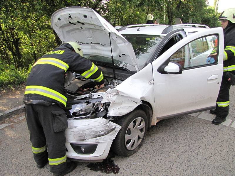 Dopravní nehoda tří osobních vozidel ve Zborovské ulici v Hradci Králové.