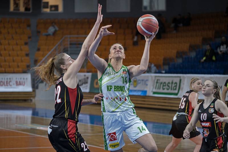 18. kolo Chance ŽBL: KP Brno (v bílém) - Sokol Hradec Králové 85:73