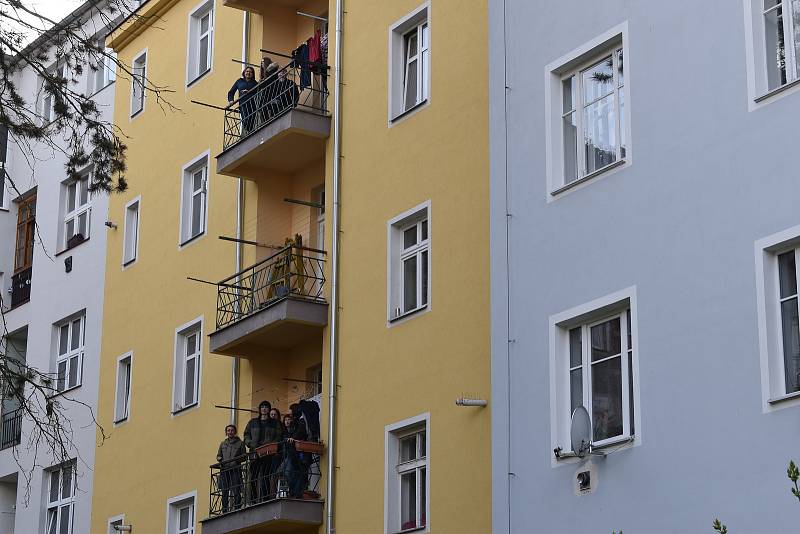 Koncert romské kapely Terne Čhave ve vnitroblocích v centru Hradce Králové.