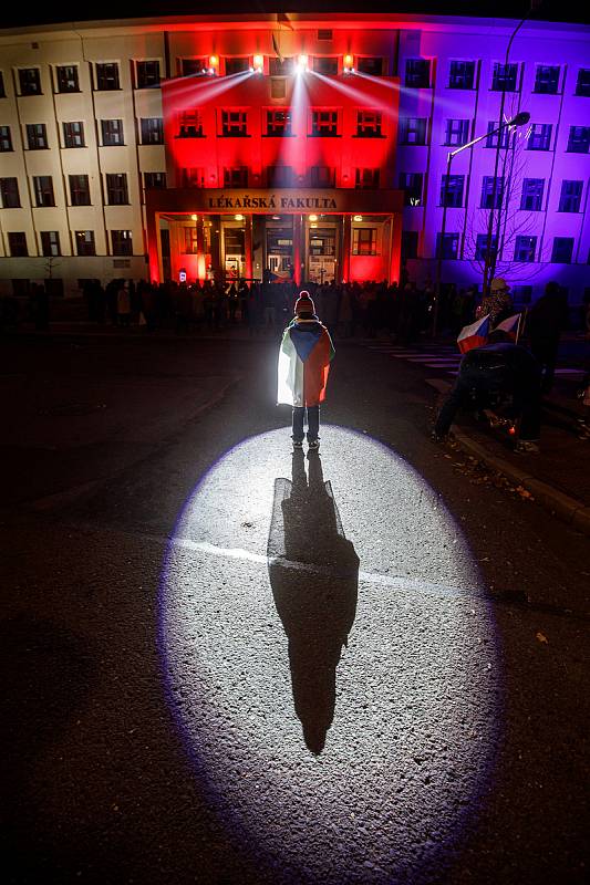 Svíčkový pochod studentů připomněl v Hradci Králové 17. listopad