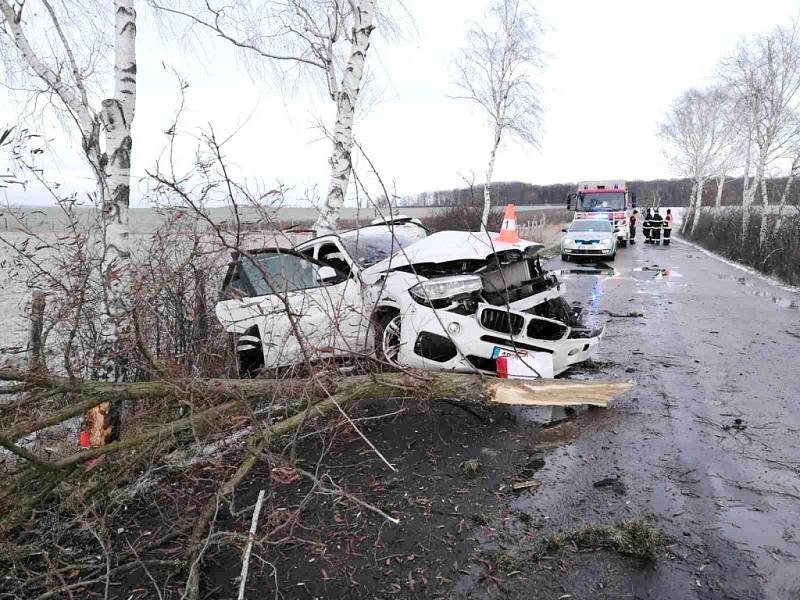 Tragická havárie osobního automobilu u Lužce nad Cidlinou.