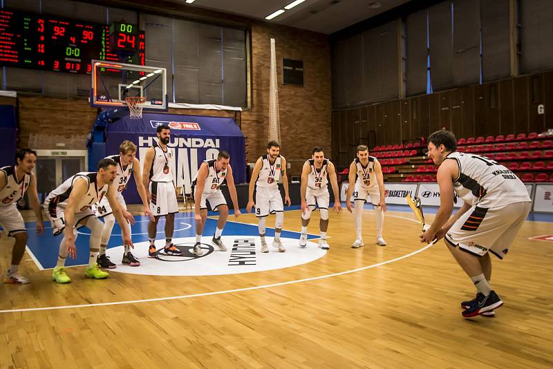 Hradec Králové (v bílém) vs. Pardubice 92:90. Královští sokoli mohli ihned po skončení duelu o bronz slavit.