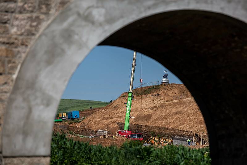 Stavba dálnice D11 v úseku od Hradce Králové do Hořenic u Jaroměře v plném proudu.