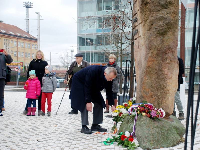 Připomínka Dne boje za svobodu a demokracii na Riegrově náměstí v Hradci Králové.