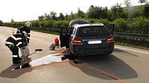 Dopravní nehoda dvou osobních vozidel na dálnici D11 na úrovni obce Klamoš.