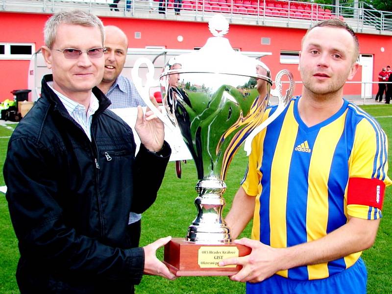 Ivan Pařízek předává GIST pohár kapitánu Sokola Stěžery Tomáši Tušicovi, v pozadí místopředseda OFS Hradec Králové Vladan Haleš.