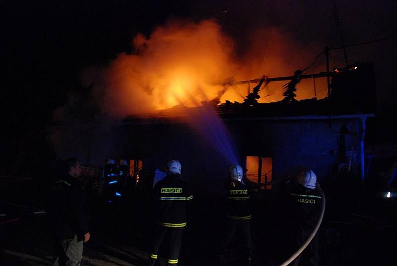 Požár v Nedělištích na Hradecku 18. října 2009.