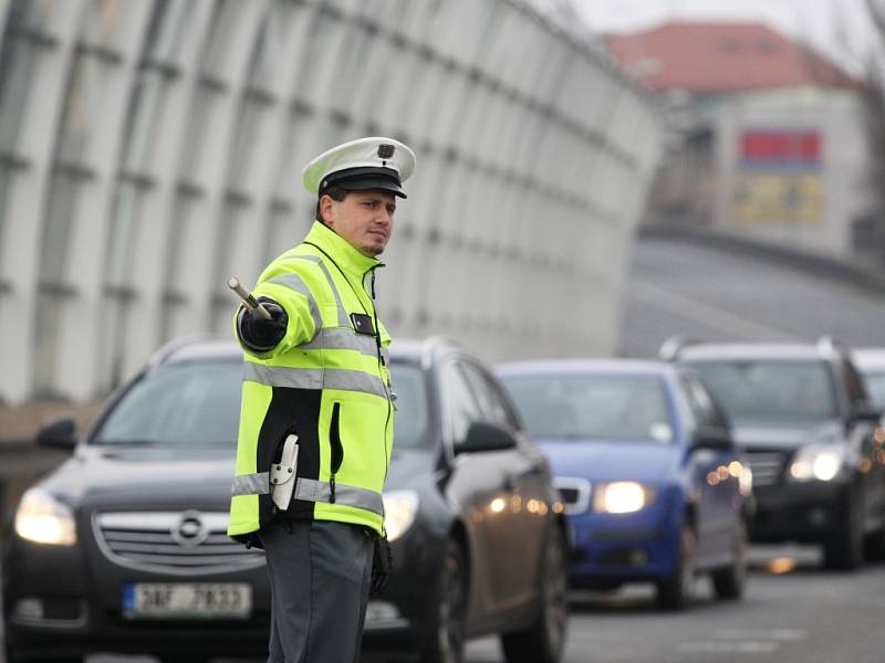 Křižovatka u Tesly v Hradci Králové řízená policisty.