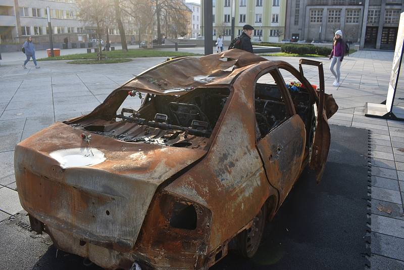 Hradeckou expozici připomínající hrůzy války na Ukrajině poškodil neznámý vandal.