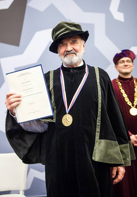 Čestný doktorát a Zlatá medaile Univerzity Hradec Králové pro Zdeňka Svěráka za zásluhy o rozvoj jazykové kultury v české společnosti.