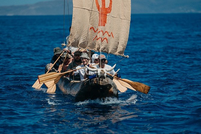 Monoxyl včetně stěžně a plachty bude zavěšený po krovem nové budovy. Jde o člun, který byl na expedicích v letech 1998 a 2019. 