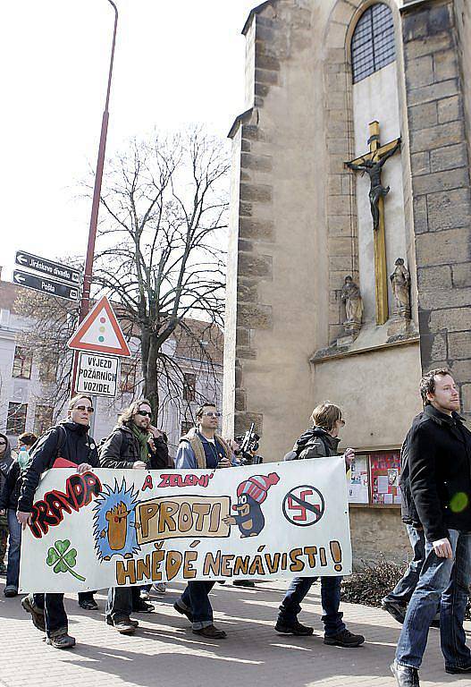 Pochod romských aktivistů se vydal ke kostelu