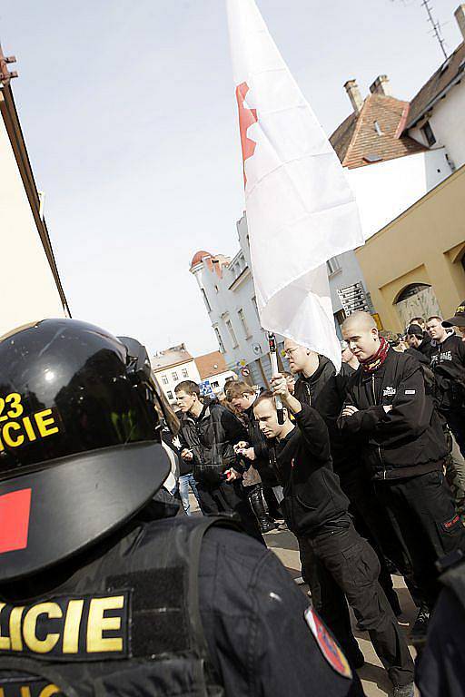 Policie oba tábory u kostela oddělila kordony těžkooděnců