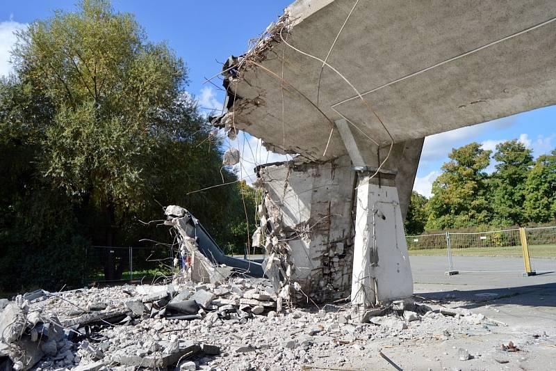 Bagry už zcela zdemolovaly hlavní bránu s pokladnami. Zmizely i sociální zařízení, schody na západní tribunu nebo skoro 50 let stará světelná tabule.