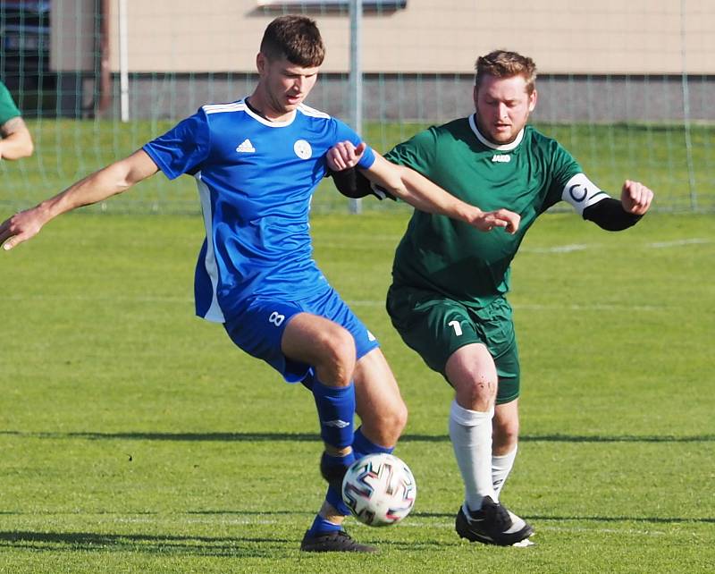 TŘÍBODOVÝ ZISK. Fotbalisté Dohalic (modří) porazili ve 13. kole okresního přeboru na domácí půdě Libřice 3:1.