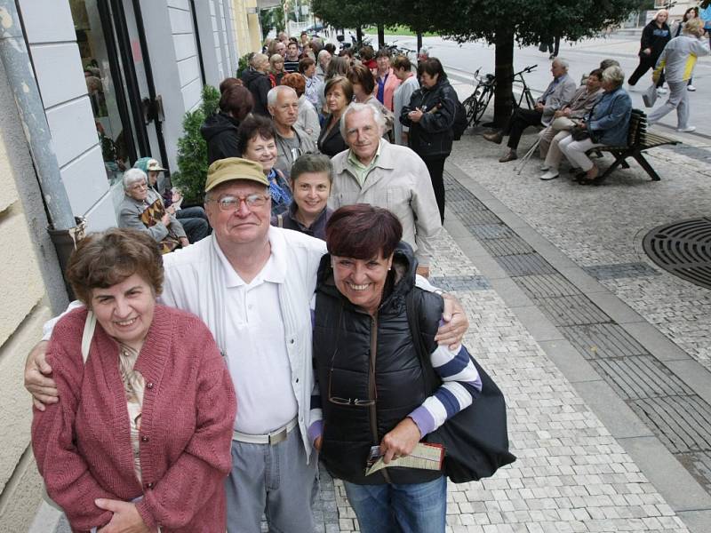 Fronta lidí u předprodeje vstupenek do Klicperova divadla v Hradci Králové.