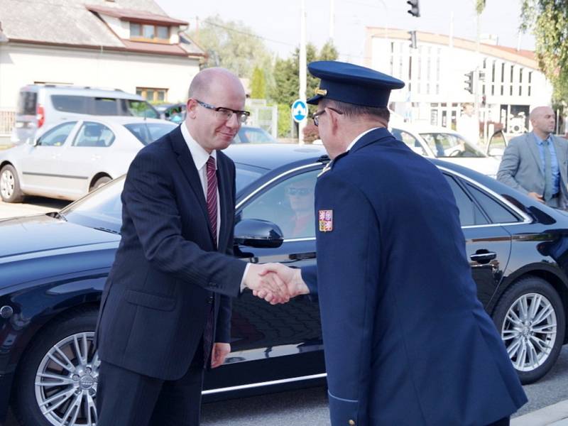 Premiér Bohuslav Sobotka a ministr vnitra Milan Chovanec na návštěvě u hasičů v Hradci Králové.