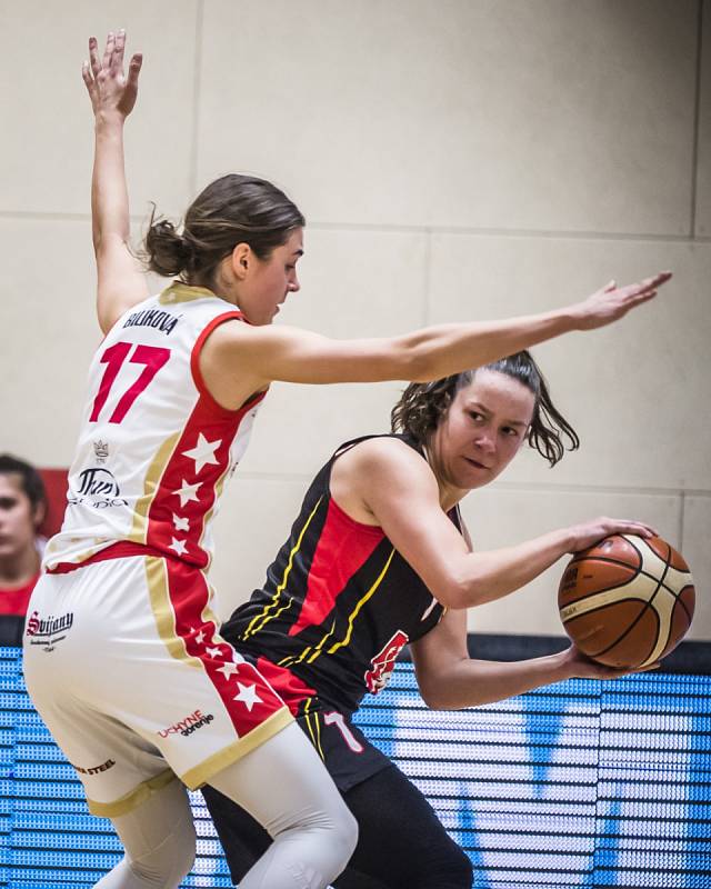 Stříbro hradeckých basketbalistek. Lvice prvenství neobhájily.