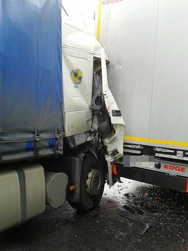 Dopravní nehoda tří kamionů na silnici I/33 u Předměřic nad Labem.