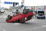 Autonehoda na hradeckém okruhu. Červený forman na střeše a jedna osoba v nemocnici. Takový je výsledek střetu dvou aut, k němuž došlo v sobotu dopoledne.