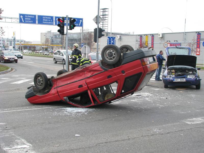 Autonehoda na hradeckém okruhu. Červený forman na střeše a jedna osoba v nemocnici. Takový je výsledek střetu dvou aut, k němuž došlo v sobotu dopoledne.