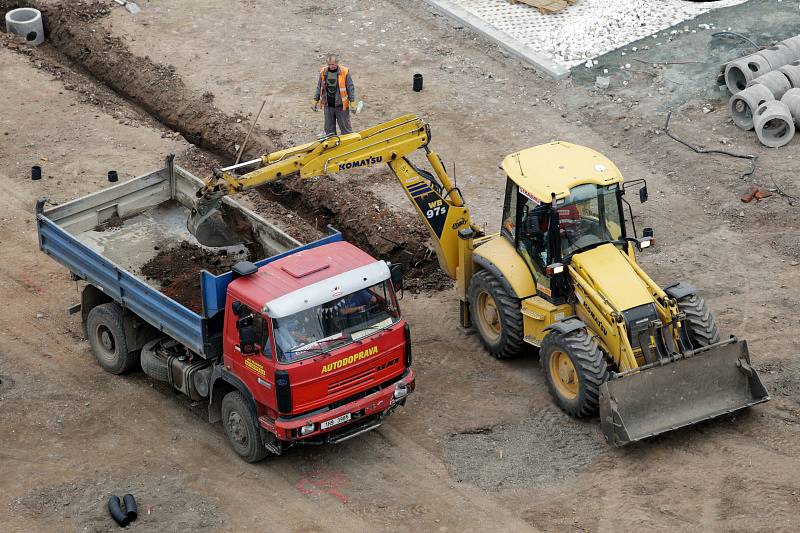 Pokračující stavební práce na Riegrově náměstí v Hradci Králové