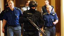 Soud s třiatřicetiletým Romanem Fröhoaffem obžalovaným z pokusu o vraždu ve Věznici Pardubice. 