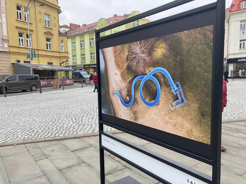 Masarykovo náměstí zdobí vánoční strom i Salon východočeské fotografie.