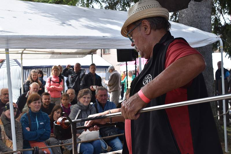 Mistři skláři o víkendu v Deštném  pod širým nebem foukali a tvarovali sklo tak, jak se to v Orlických horách dělalo po staletí.