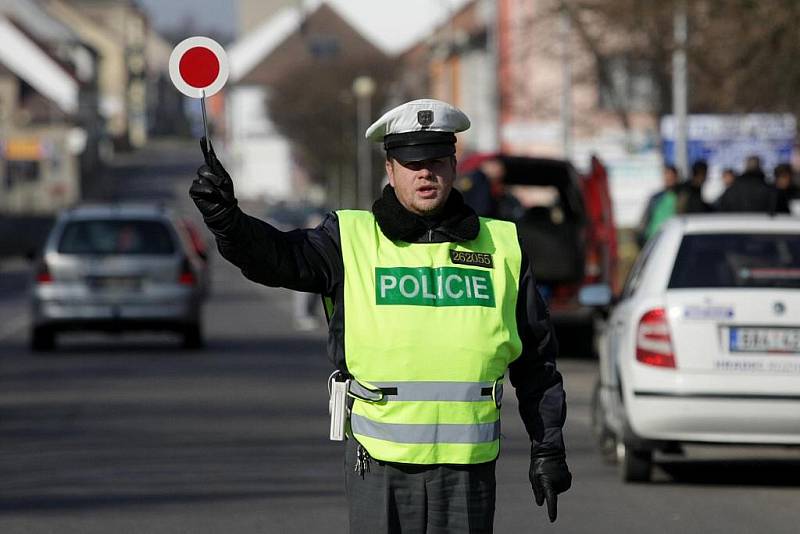 Policisté kontrolovali každé vozidlo, které chtělo jet do Nového Bydžova.