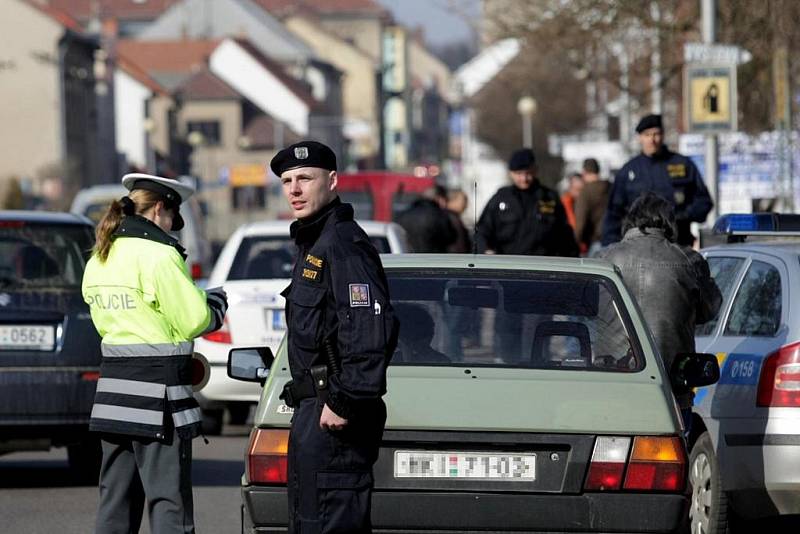 Policisté kontrolovali každé vozidlo, které chtělo jet do Nového Bydžova.