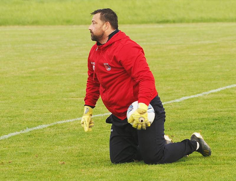 Doposud stoprocentní Probluz (v černém) na domácím trávníku porazila v duelu III. třídy Neděliště 4:2.