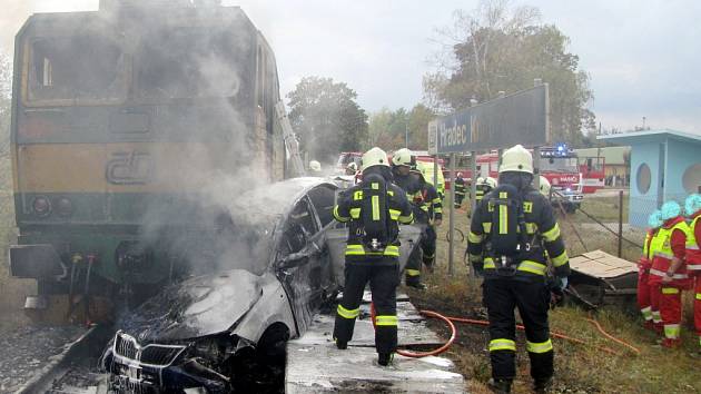 Tragická srážka osobního vlaku s osobním automobilem v Hradci Králové.