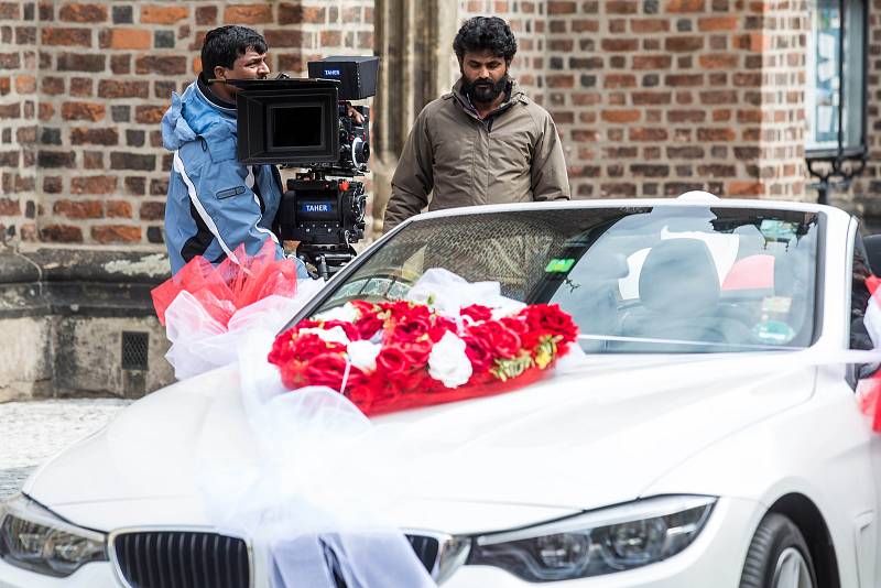 Bollywood indická produkce při filmovém natáčení v ulicích Hradce Králové.