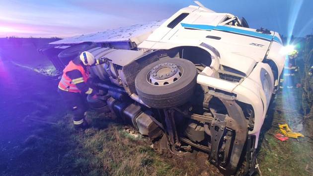 Dopravní nehoda nákladního vozidla se stala u Stračova. Vůz vyjel mimo komunikaci a narazil do stromu, řidič na místě zemřel.
