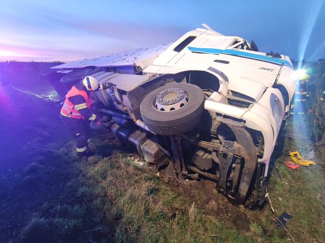 Dopravní nehoda nákladního vozidla se stala u Stračova. Vůz vyjel mimo komunikaci a narazil do stromu, řidič na místě zemřel.