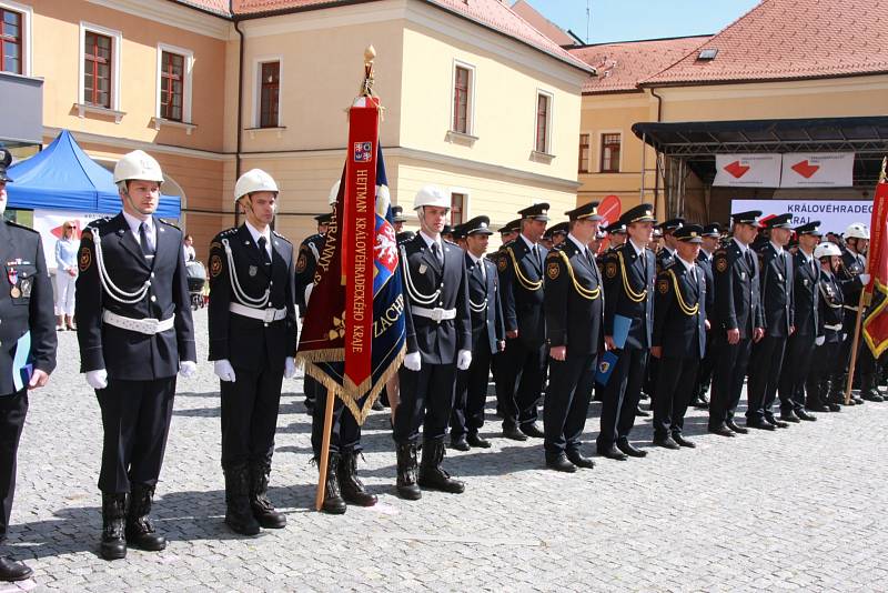 Slavnostní shromáždění hasičů na Pivovarském náměstí v Hradci Králové.