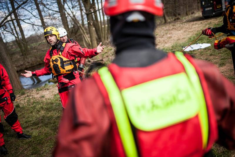 Hasičský kurz záchrany na jezu na řece Úpě u Zvole poblíž Jaroměře.