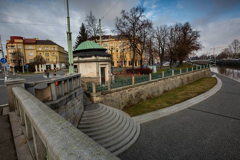 Kiosky u Pražského mostu v Hradci Králové.