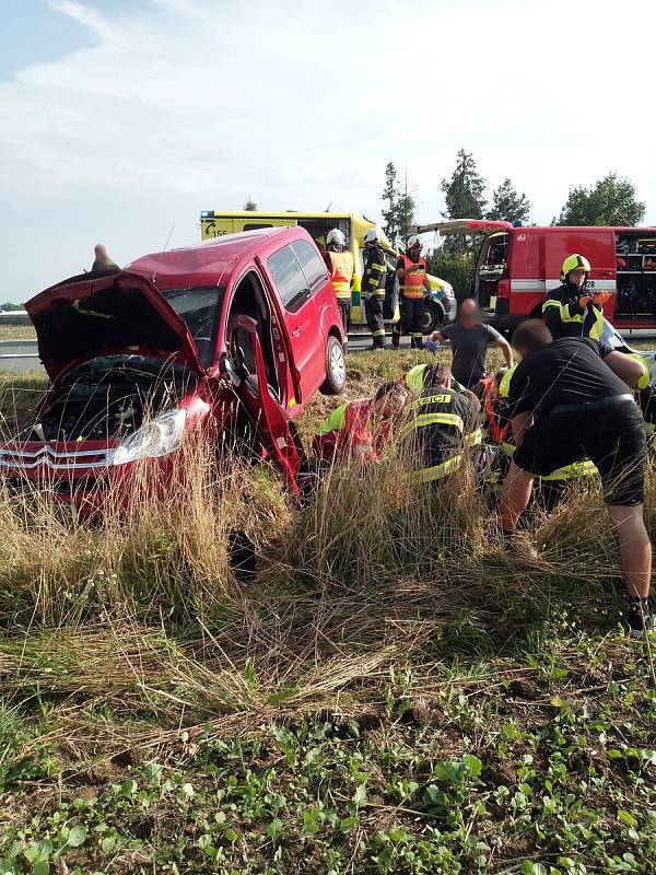 Linkový autobus a osobní auto se srazily na silnici číslo 11 u Lhoty pod Libčany.