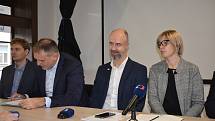 Dusná atmosféra panovala na tiskové konferenci lídrů pětikoalice. Na snímku kandidátka na primátorku Pavlína Springerová a Lukáš Řádek (oba HDK/TOP 09), vlevo Jan Holásek (Rozvíjíme Hradec).