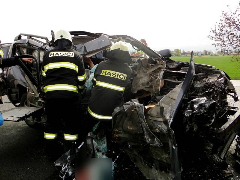 Náraz osobního automobilu do odstaveného kamionu u kruhového objezdu na Stěžery v Hradci Králové.