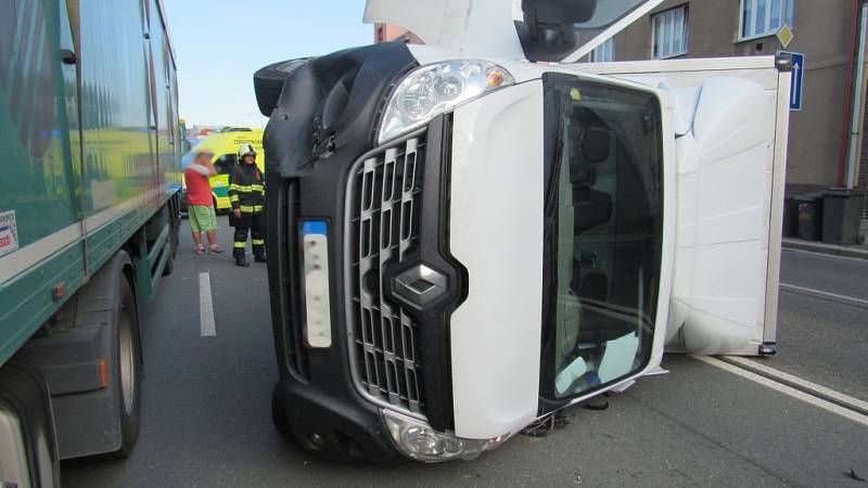 Dopravní nehoda osobního vozidla a dvou nákladních automobilů v hradecké ulici Bohuslava Martinů.