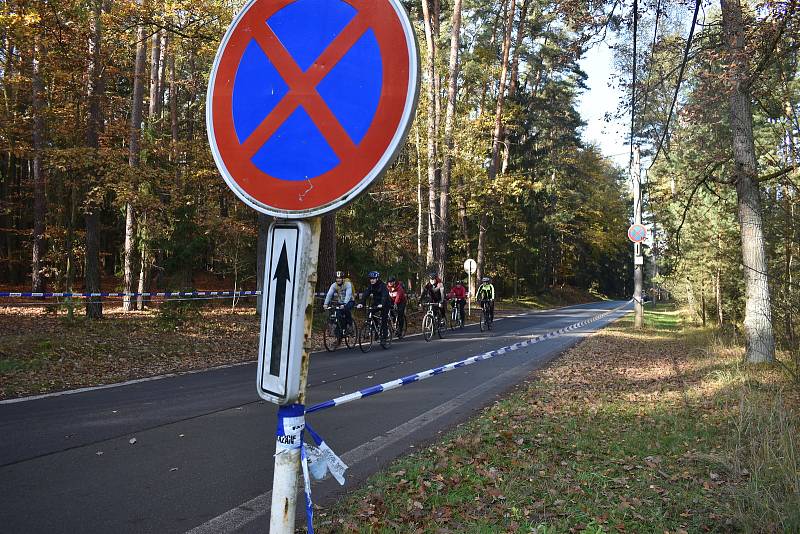 Zaplněná parkoviště a zmatky kolem hřbitovů, i to jsou Dušičky v Hradci Králové.