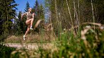 Kimberley Ficenecová, která se narodila českým rodičům v Kalifornii, chce závodit na olympiádě v Tokiu. Chybí jí 2,5 sekundy ji ke splnění kvalifikačních limitů. Nyní trénuje v Hradci Králové v lesích i na hasičském stadionu.