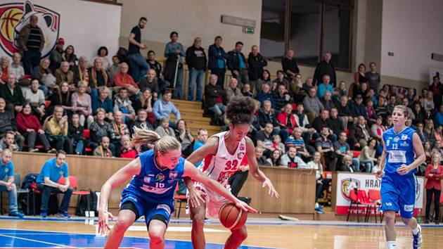 Ženská basketbalová liga: Sokol ZVÚ Strojírny Hradec Králové - BK Lokomotiva Trutnov.