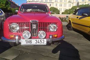 Více než dvacet vozů švédské značky Saab v sobotu dorazilo na Masarykovo náměstí v Hradci Králové.