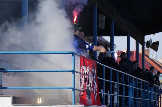 POZÁPASOVÁ OSLAVA. Bydžovští fanoušci se radovali z vítězství svého mužstva nad Jaroměří (5:2).