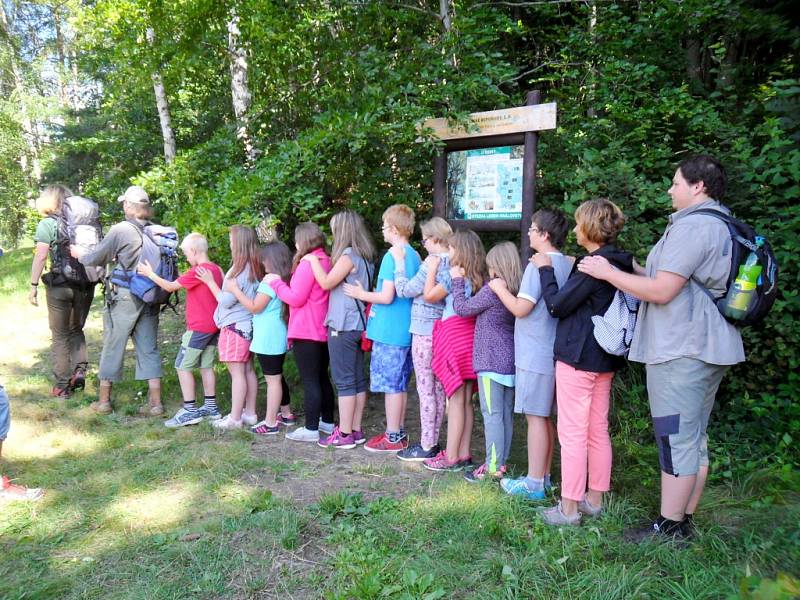 Děti z ozdravovny poblíž přehrady Les Království během dne Lesní pedagogiky.